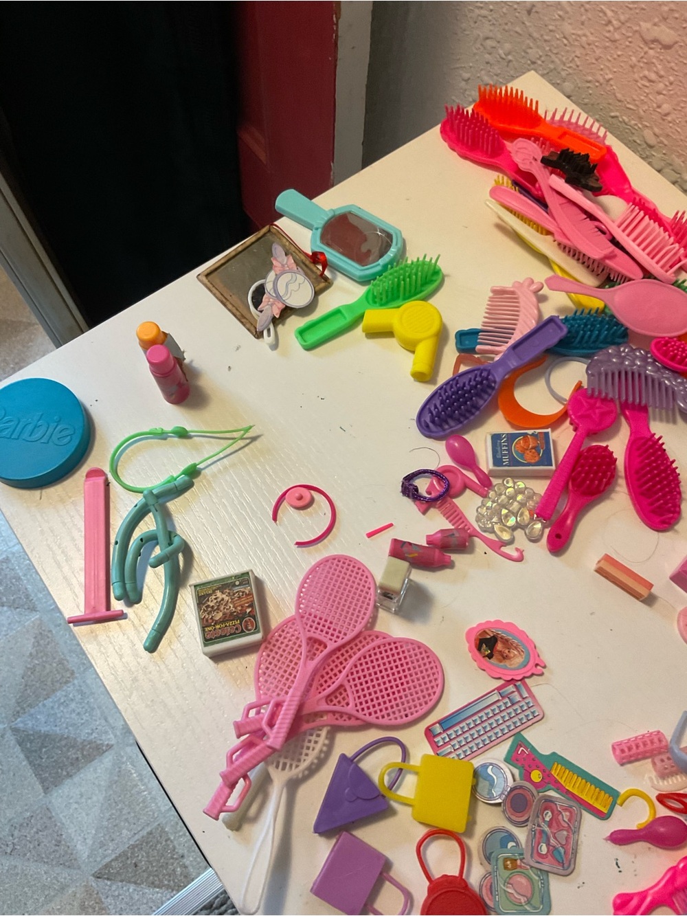 Huge Lot Of Vintage Barbie Accessories - Picture 10 of 11